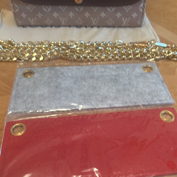 Nearly New Louis Vuitton Rare Mini Lin Sarah Wallet $600 - Picture 13 of 13